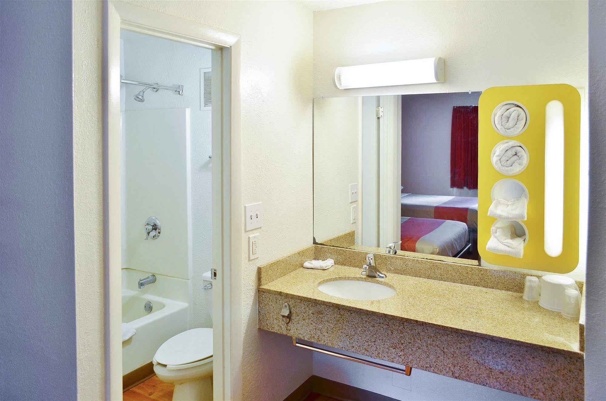 Motel 6 Boston South - Braintree Exterior photo