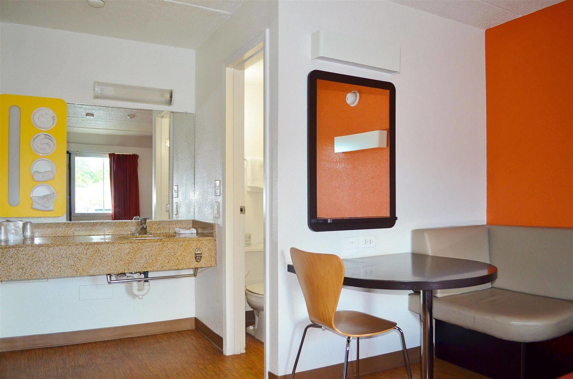 Motel 6 Boston South - Braintree Exterior photo