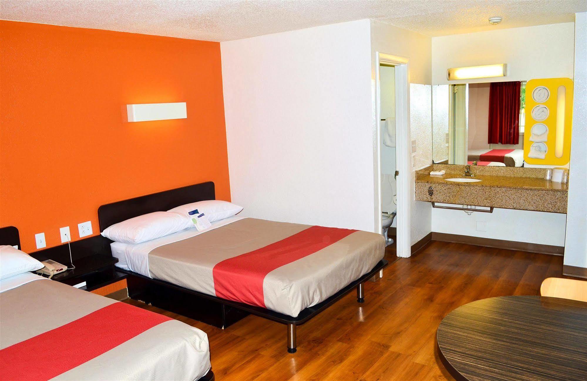 Motel 6 Boston South - Braintree Exterior photo